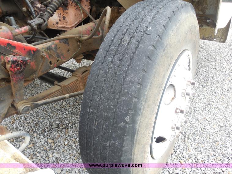 image for item H3174 1985 Ford F700 truck cab and chassis