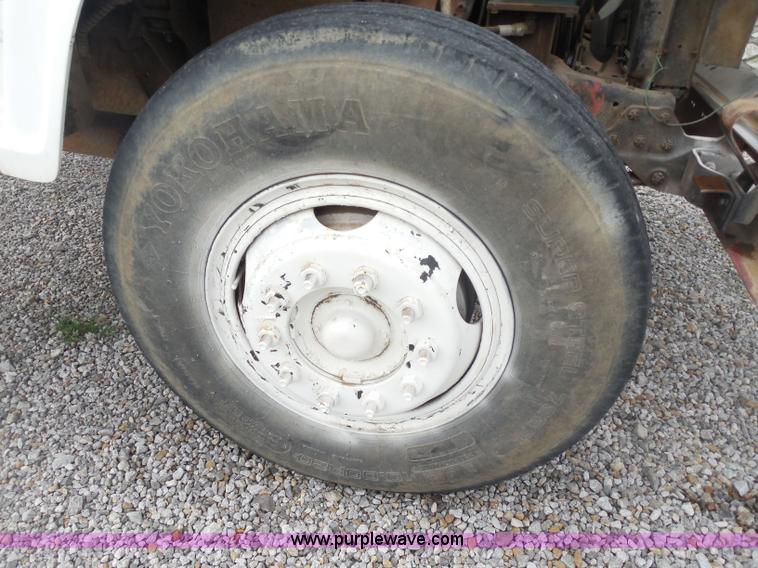 image for item H3174 1985 Ford F700 truck cab and chassis