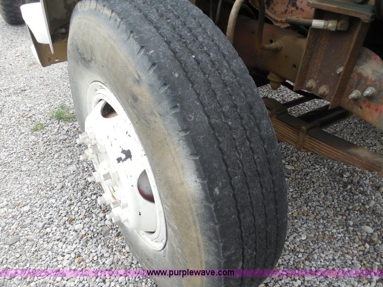 image for item H3174 1985 Ford F700 truck cab and chassis