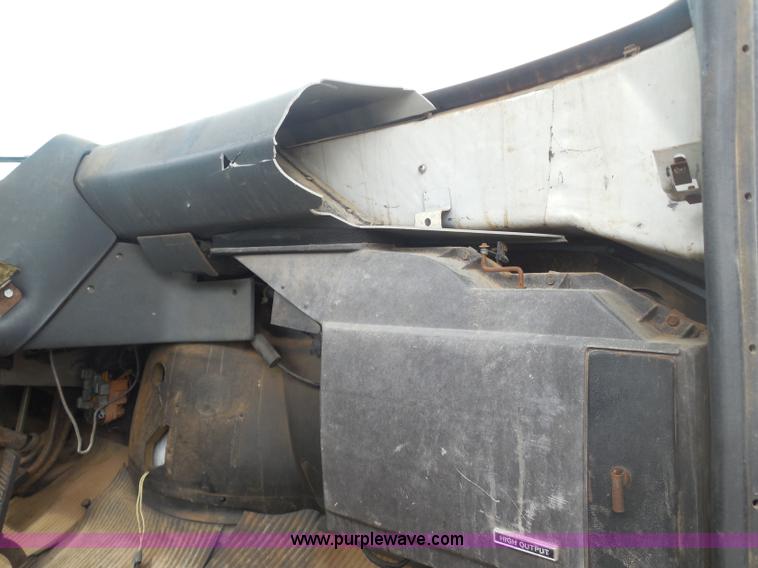 image for item H3174 1985 Ford F700 truck cab and chassis