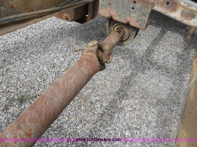 image for item H3174 1985 Ford F700 truck cab and chassis