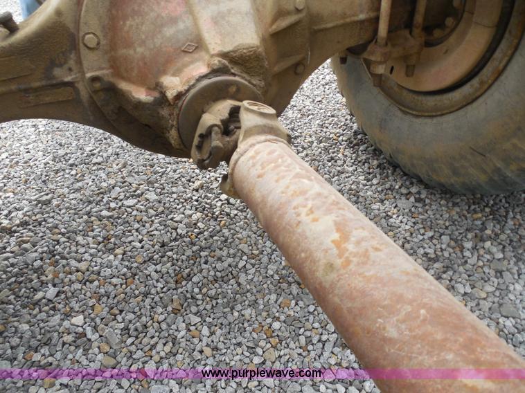 image for item H3174 1985 Ford F700 truck cab and chassis