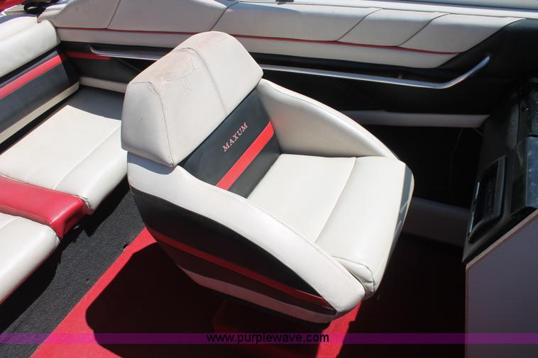image for item H3573 1992 Maxum 2400 Super Sport Limited boat