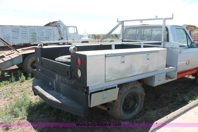 image for item H3575 1996 Ford F250 XL utility truck