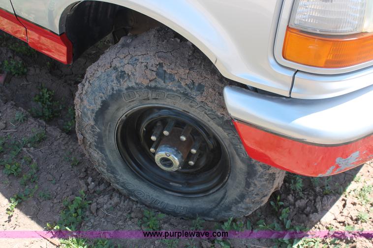 image for item H3575 1996 Ford F250 XL utility truck