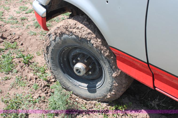 image for item H3575 1996 Ford F250 XL utility truck