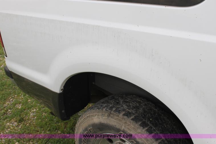 image for item H7485 2001 Ford Excursion XLT SUV