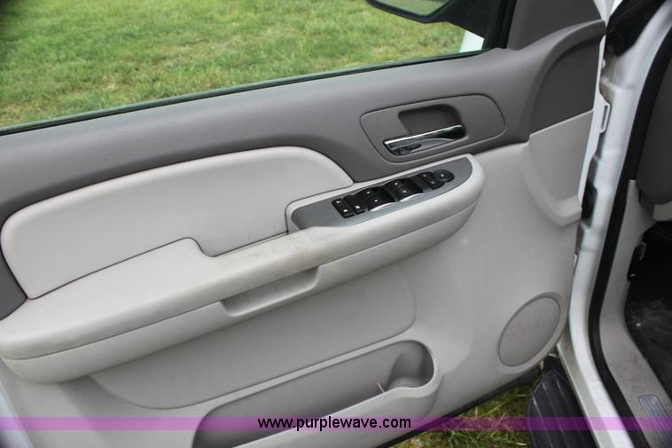 image for item H7486 2009 Chevrolet Suburban 2500 LS SUV