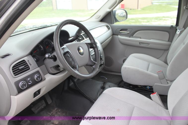 image for item H7486 2009 Chevrolet Suburban 2500 LS SUV