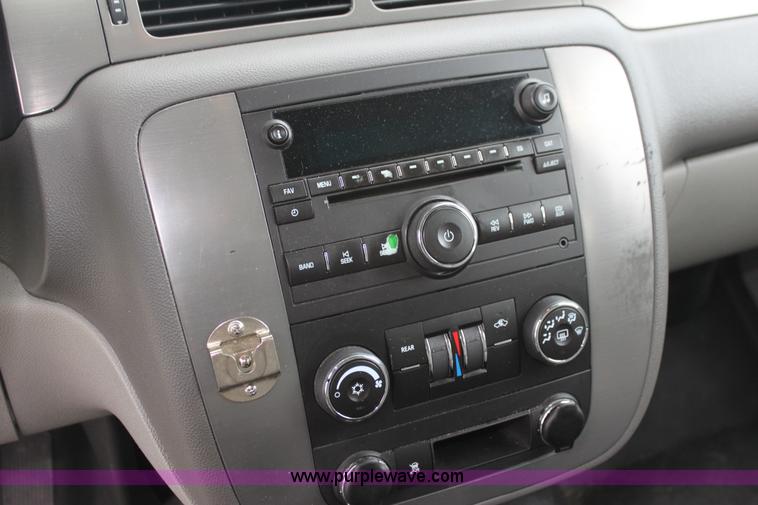 image for item H7486 2009 Chevrolet Suburban 2500 LS SUV