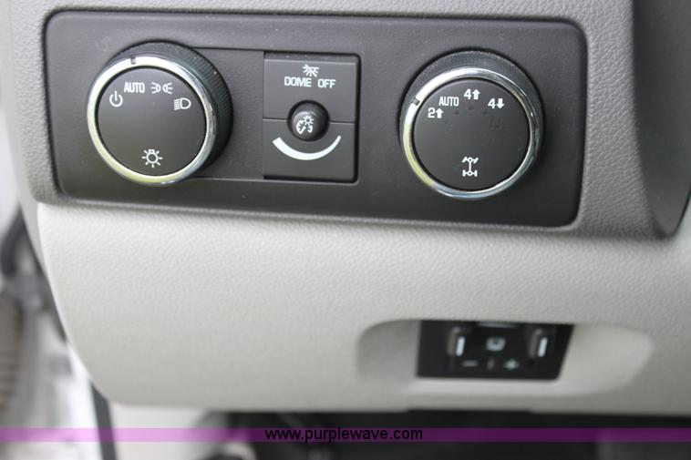 image for item H7486 2009 Chevrolet Suburban 2500 LS SUV