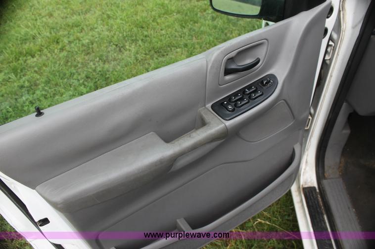 image for item H7488 2003 Ford Windstar LX minivan