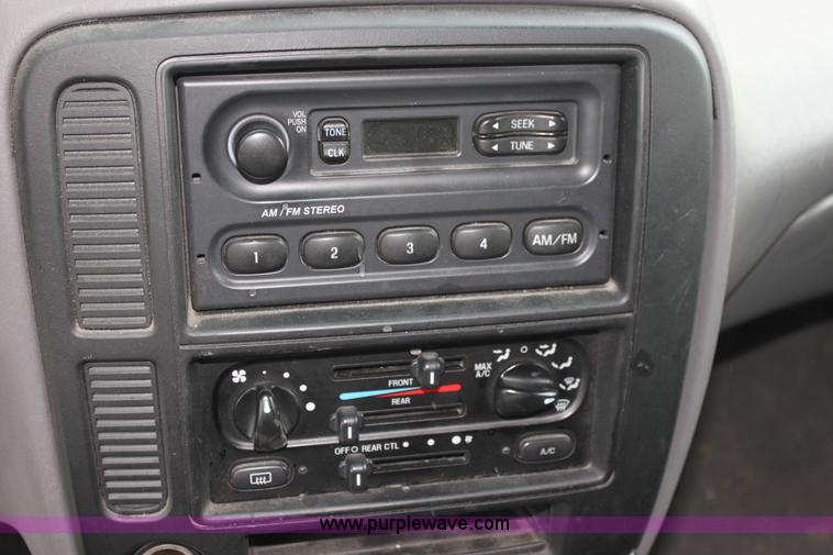 image for item H7488 2003 Ford Windstar LX minivan