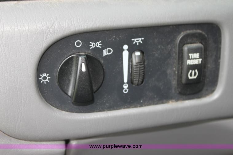 image for item H7488 2003 Ford Windstar LX minivan