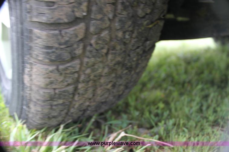 image for item H7488 2003 Ford Windstar LX minivan