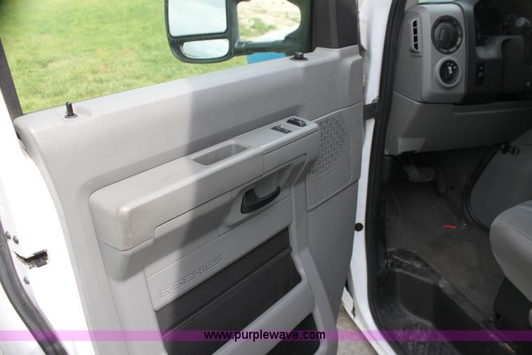 image for item H7492 2009 Ford E450 Super Duty ambulance