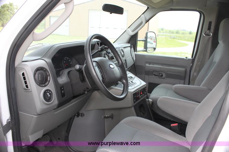 image for item H7492 2009 Ford E450 Super Duty ambulance