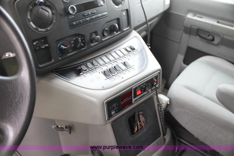 image for item H7492 2009 Ford E450 Super Duty ambulance