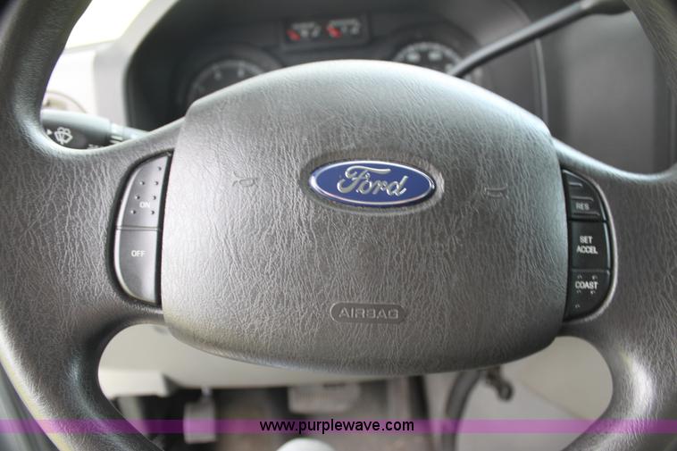 image for item H7492 2009 Ford E450 Super Duty ambulance