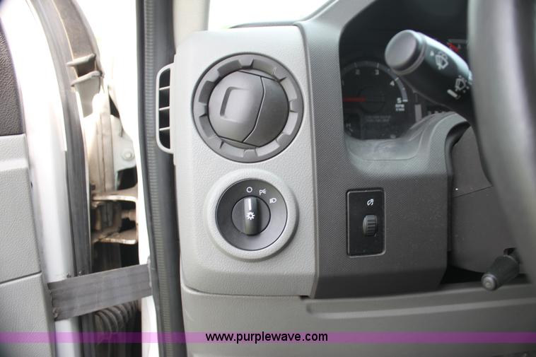 image for item H7492 2009 Ford E450 Super Duty ambulance