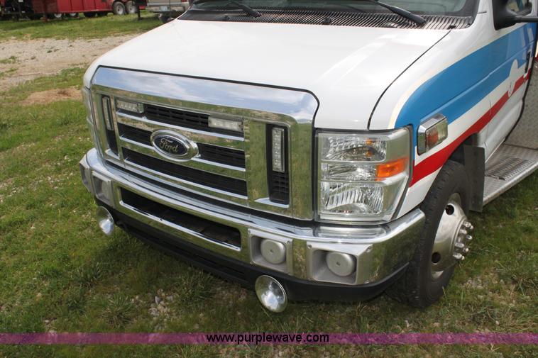 image for item H7492 2009 Ford E450 Super Duty ambulance