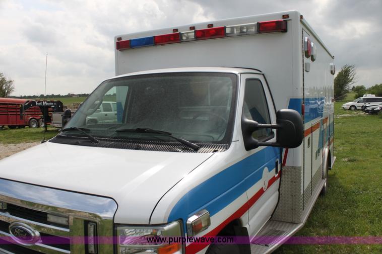 image for item H7492 2009 Ford E450 Super Duty ambulance