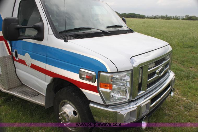 image for item H7492 2009 Ford E450 Super Duty ambulance
