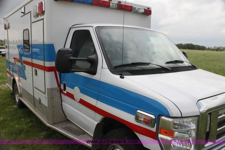 image for item H7492 2009 Ford E450 Super Duty ambulance
