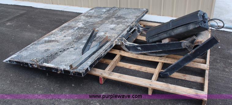 image for item X9341 Hydraulic lift gate