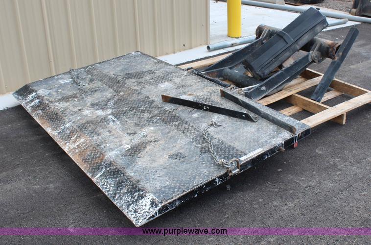 image for item X9341 Hydraulic lift gate