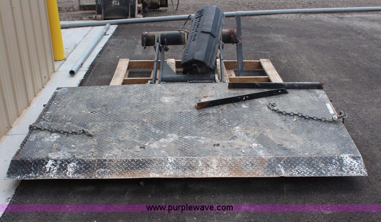 image for item X9341 Hydraulic lift gate