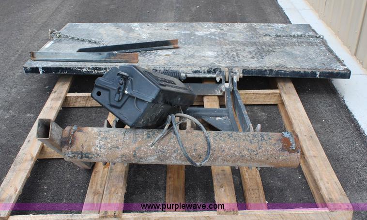 image for item X9341 Hydraulic lift gate