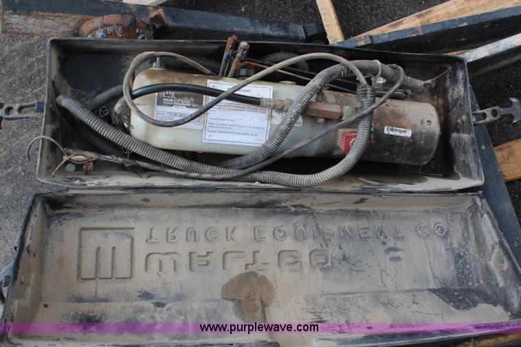 image for item X9341 Hydraulic lift gate