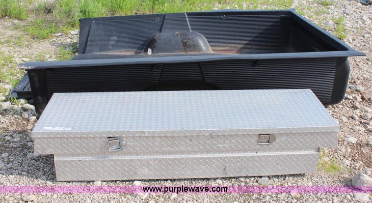 image for item X9399 Toolbox and bed liner