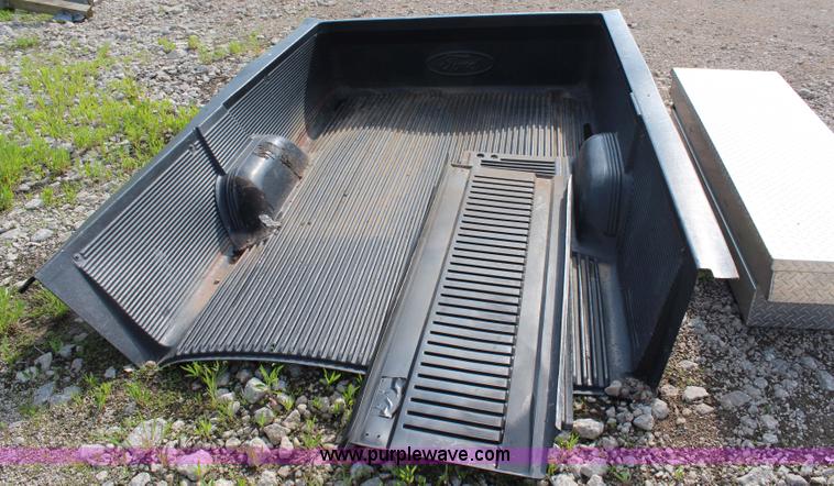image for item X9399 Toolbox and bed liner