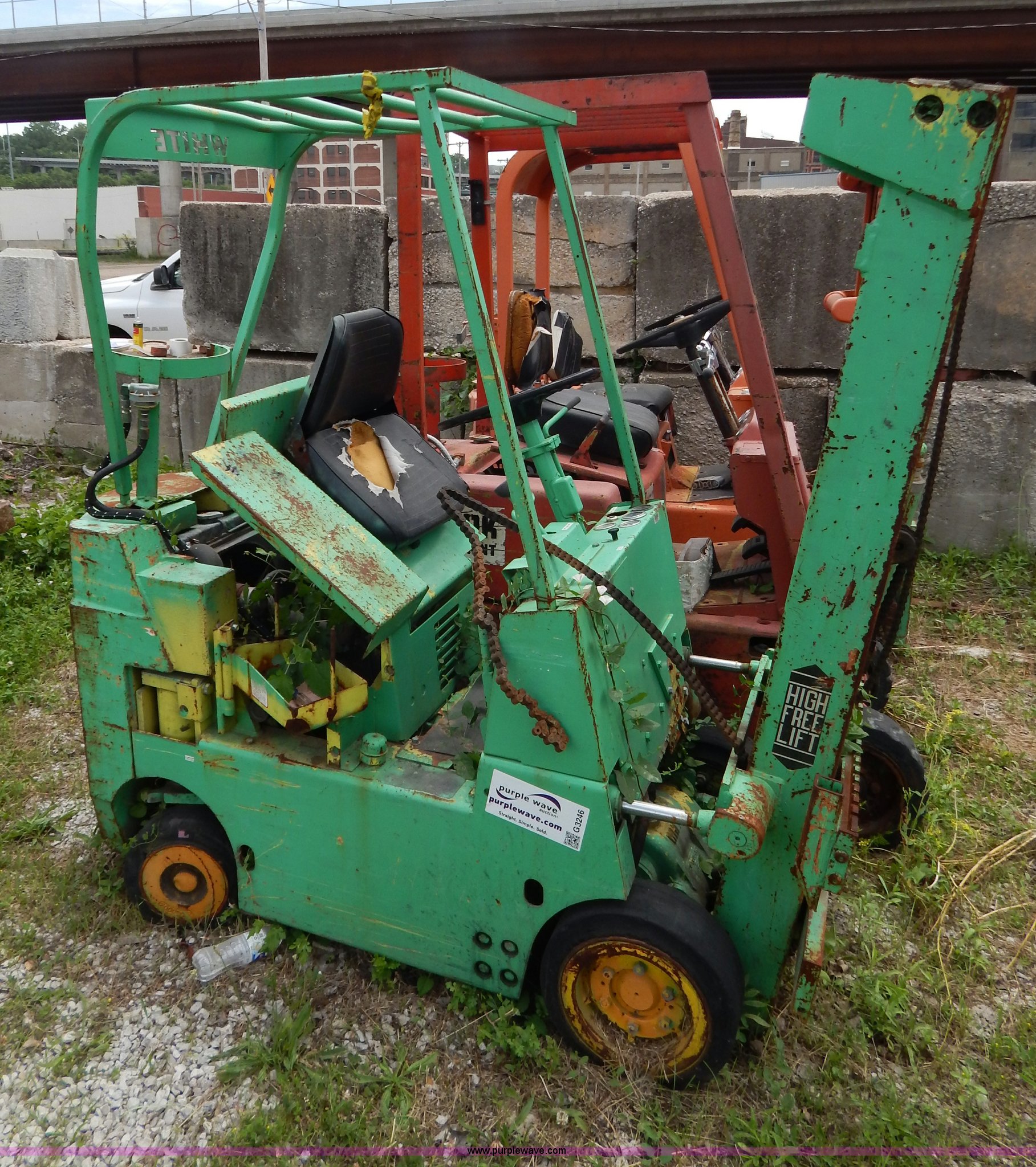 White forklift in Kansas City, MO Item G3246 sold Purple Wave