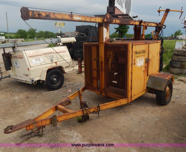 image for item AE9864 Allmond Mani-Lite LD30-YM2W light tower