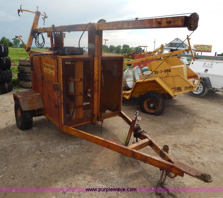 image for item AE9864 Allmond Mani-Lite LD30-YM2W light tower