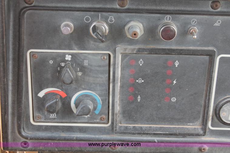 image for item D8345 1995 Caterpillar D7H dozer