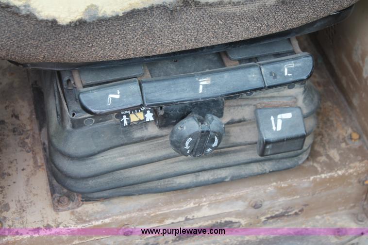 image for item D8345 1995 Caterpillar D7H dozer