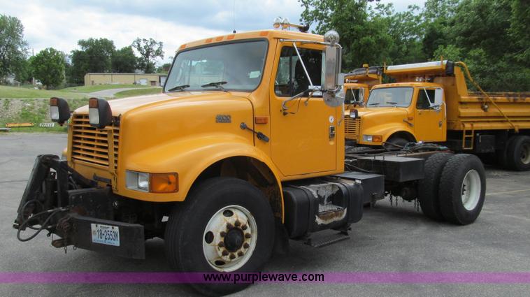 image for item E3962 2002 International 4900 truck cab and chassis