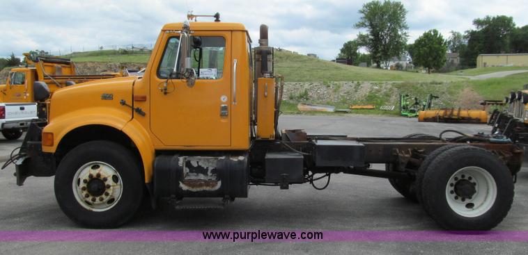 image for item E3962 2002 International 4900 truck cab and chassis
