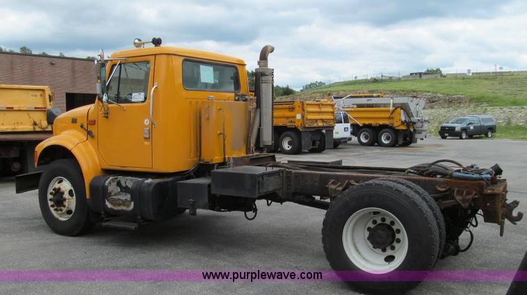 image for item E3962 2002 International 4900 truck cab and chassis