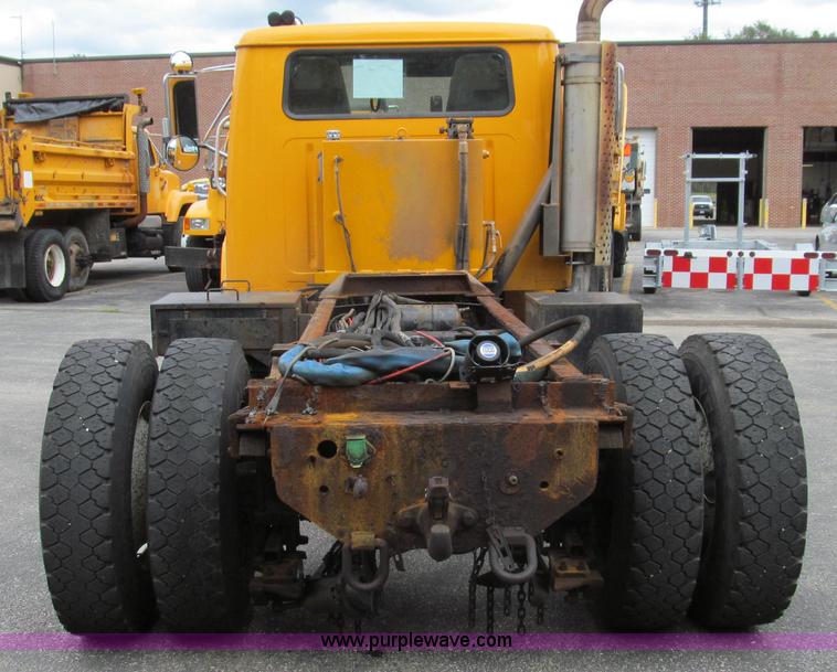 image for item E3962 2002 International 4900 truck cab and chassis