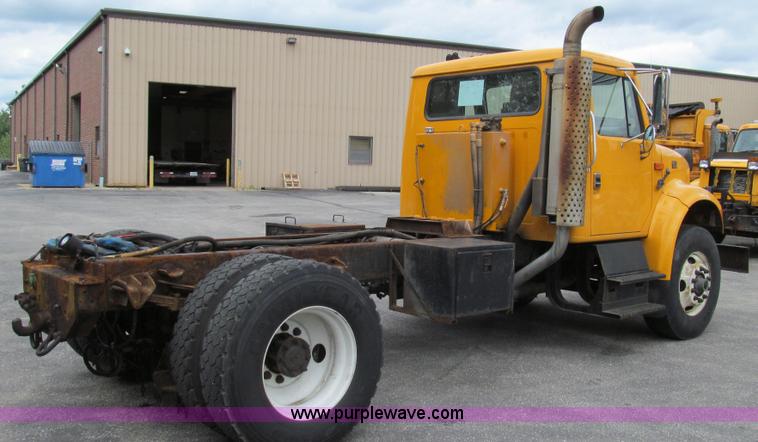 image for item E3962 2002 International 4900 truck cab and chassis