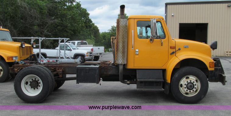 image for item E3962 2002 International 4900 truck cab and chassis