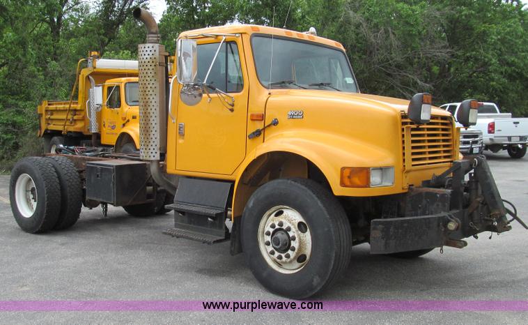 image for item E3962 2002 International 4900 truck cab and chassis