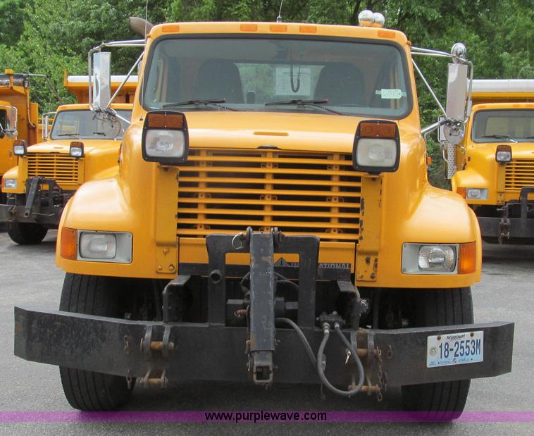 image for item E3962 2002 International 4900 truck cab and chassis