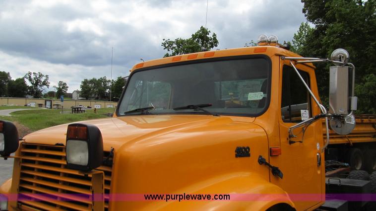 image for item E3962 2002 International 4900 truck cab and chassis