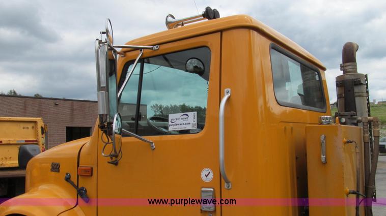 image for item E3962 2002 International 4900 truck cab and chassis